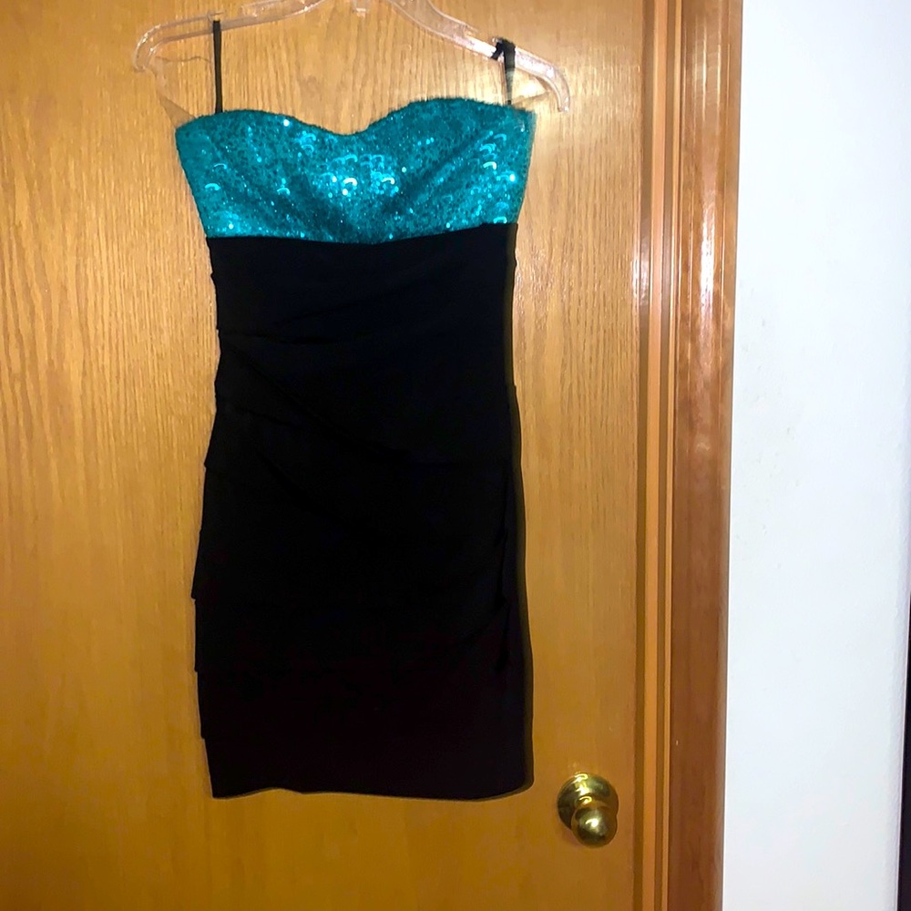 Green and Black Fitted Formal Dress